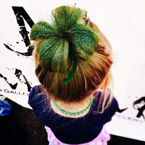 St. Patrick's day hair.  Shamrock hair style Shamrock Hair, St Patrick's Day Costumes, Girl Hair Dos, Hair Glitter, Saint Patties, Holiday Hairstyles, Crazy Hair Days, Toddler Hair, Crazy Hair