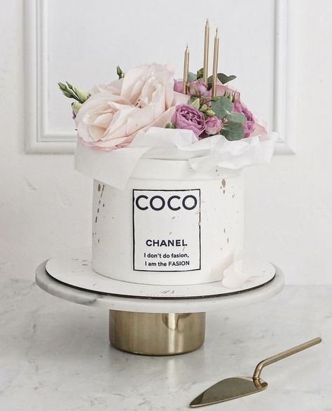 Chanel Cake Birthdays, Coco Chanel Birthday Cake, Birthday Cake Chanel, Chanel Torte, Chanel Cakes, Coco Chanel Cake, Cake Chanel, Chanel Birthday Cake, Channel Cake