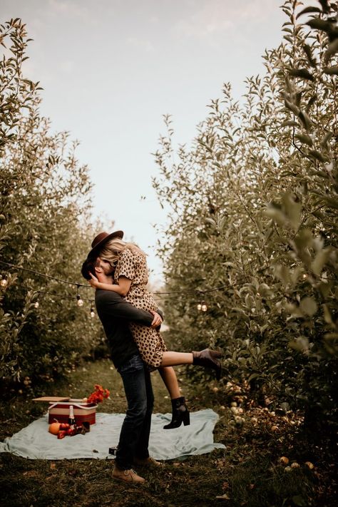 Country Style Engagement Party, Apple Picking Couples Photos, Couples Photoshoot Apple Orchard, Proposal Session Photo Ideas, Orchard Couple Pictures, Apple Orchard Engagement Photos Fall, Apple Orchard Engagement Photoshoot, Orchard Photoshoot Couples, Apple Orchard Photoshoot Outfit