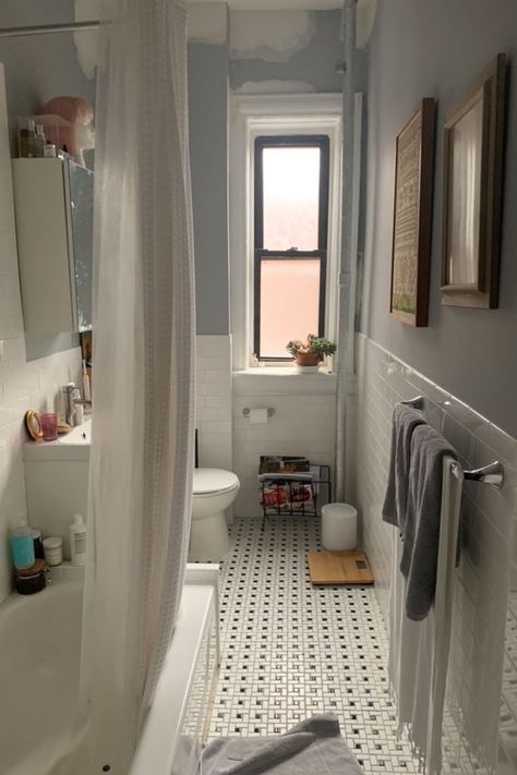 Delia Kenza Turns a Basic Brooklyn Bathroom Into a Modern Retreat Brooklyn Bathroom, New York Bathroom, Small Bathroom Makeovers, Moroccan Inspired Bathroom, Travertine Sinks, Bathtub Surround, Bathroom Makeovers, Renovation Tips, Trough Sink