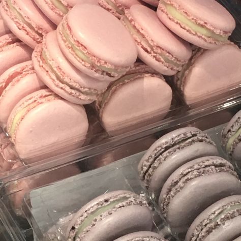 Impossible Princess 🥀 Laduree Paris, Pink Foods, Think Food, Macaroons, Pretty Food, Cute Food, Pink Aesthetic, Aesthetic Food, Pink And White