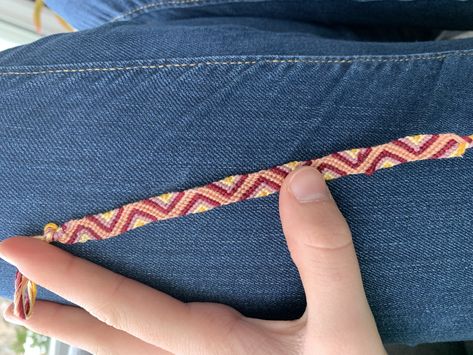 Friendship Bracelets Zig Zag, Zig Zag Friendship Bracelet, Friendship Patterns, Vsco Bracelets, Brazilian Bracelet, Bracelet Stuff, Bracelet Photo, Diy Friendship Bracelets Tutorial, Holland Netherlands