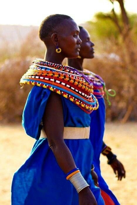 Masai women wearing traditional necklaces. Ethnic Diversity, Afrikaanse Mode, Judi Dench, Foto Tips, African People, We Are The World, Maasai, African Culture, African Beauty