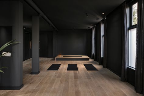 Hiit Studio Design, Sporty Interior Design, Black Yoga Studio, Dark Yoga Room, Dark Yoga Studio, Pilates Content, Design Yoga Studio, Sculpting Studio, Zen Yoga Studio