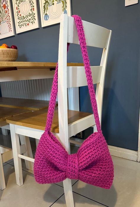 Bow Bag Crochet pattern by Teenie Crochets Crochet Bow Bag, Crochet Bow, Bag Crochet Pattern, Super Chunky Yarn, Blue Jeans Crafts, Bow Bag, Jean Crafts, Crochet Handbags Patterns, Super Chunky