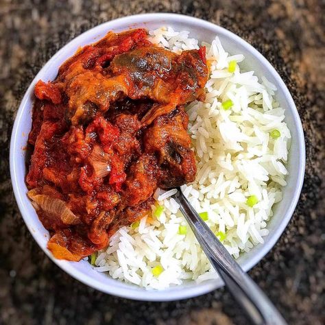 The simple things in life!  Sɔkyii gizzard stew with boiled rice 🤤👌🏿 Now can we have some #lamugine to speed things up?! Delicious Ghana!… Rice And Stew, Ghana Food, Ghanaian Food, Boiled Rice, Plain Rice, Simple Things In Life, African Food, Simple Things, Tandoori Chicken