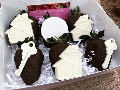 Welcome Home Strawberries, Dozen Strawberries, Congrats On Your New Home, Strawberries Bouquet, Strawberry Ideas, Baking Photography, Strawberry Treats, Chocolate Covered Strawberries Bouquet, Sugar Cookie Designs