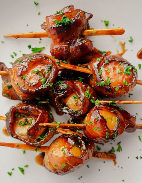 Brown+Sugar+Bacon+Wrapped+Scallops Scallop Recipes Bacon, Scallops Appetizer, Bacon Wrapped Scallops Recipe, Scallop Appetizer, Nye Food, Bacon Scallops, Holiday Party Appetizers, Bacon Crisps, Bacon Wrapped Scallops