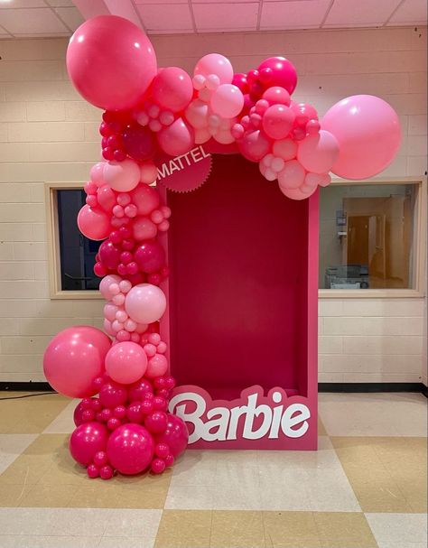 Barbie Box With Balloons, Barbie Graduation Party, Barbie Box Photoshoot, Graduation Barbie, Barbie Pool Party, Boys 1st Birthday Cake, Barbie Party Decorations, Barbie Birthday Cake, Barbie Theme Party