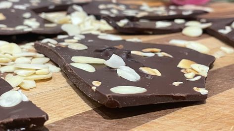 Almond Bark Recipes, Low Carb Donut, Infused Chocolate, Cannibis Recipes, Quick Vegan, Best Edibles, Bark Recipe, Almond Bark, Chocolate Almond