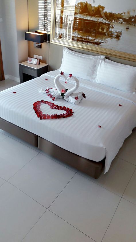 Just Married Decorations, Bedroom Decor Master For Couples, Honeymoon Rooms, Hotel Room Decoration, Romantic Hotel Rooms, Romantic Bedroom Design, Romantic Room Surprise, Romantic Room Decoration, Wedding Bedroom