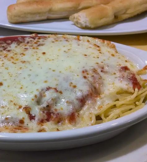 Fazolis Pizza Baked Spaghetti, Baked Spaghetti Fazolis, Fazolis Pasta Recipes, Copycat Fazolis Baked Spaghetti, Biaggi's Copycat Recipes, Chef Boyardee Sauce Recipe, Spaghetti Warehouse Recipes, Spaghettios Recipe, Spaghetti Pizza Bake