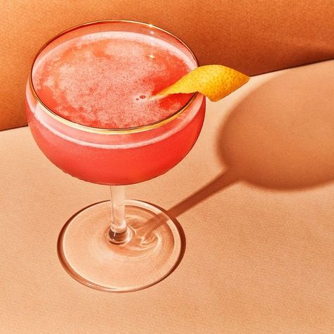 This simple spring cocktail calls for: Grapefruit. Lime. Campari. Tequila. That’s it. There’s no use easing into spring. It’s here now. Easy Spring Cocktails, Strawberry Banana Milkshake, Spring Cocktail, Best Summer Cocktails, Bon Appetite Recipes, Banana Coffee, Summer Drink Recipes, Banana Milkshake, Spring Cocktails