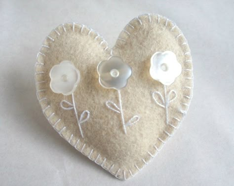 Wedding Christmas Ornament, Diy Felt Christmas Ornaments, Wool Felt Projects, Felt Christmas Decorations, Fabric Hearts, Felt Embroidery, Felt Heart, Penny Rugs, Heart Crafts