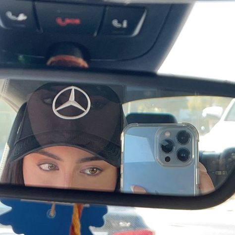 Vision Bird, F1 Girl, Mercedes Girl, Hamilton F1, Classy Street Style, Classy Streetwear, Cap Outfit, Cap Girl, Girly Car