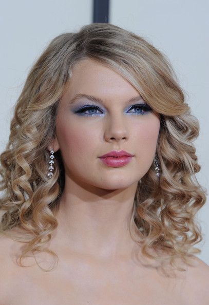 Taylor swift Taylor Swift Debut Album, Taylor Swift Makeup, Fall Eyeshadow Looks, Taylor Swift Photos, Concert Makeup, Taylor Outfits, Taylor Swift Fearless, Swift Photo, Taylor Swift Outfits