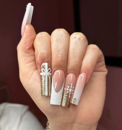 Gold And White Nails Christmas, White And Gold Christmas Nails Short, Gold Christmas Nails Designs, White And Gold Nails Christmas, White And Gold Winter Nails, White Gold Christmas Nails, Gold And White Christmas Nails, Gold Xmas Nails, White And Gold Christmas Nails