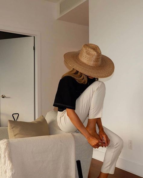 25 of the Most Stylish Summer Hats to Wear Now Mode Kimono, Model Pose, Linnet, Mode Ootd, Outfits With Hats, Mode Inspo, White Pants, Summer Hats, Mode Inspiration