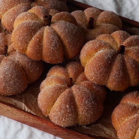 Pumpkin Buns, Kreative Snacks, Läcker Mat, Snacks Saludables, Deilig Mat, Fall Baking, Cinnamon Sugar, Pretty Food, Cute Food