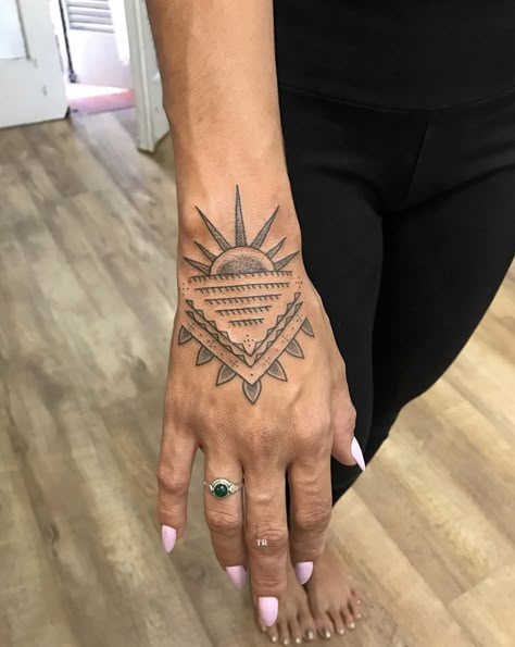 Trippy Tattoo, Tattoos Hand, Tattoo Placements, Floral Thigh Tattoos, Hand And Finger Tattoos, Back Of Hand, Hand Tattoos For Women, Wrist Tattoo, Subtle Tattoos