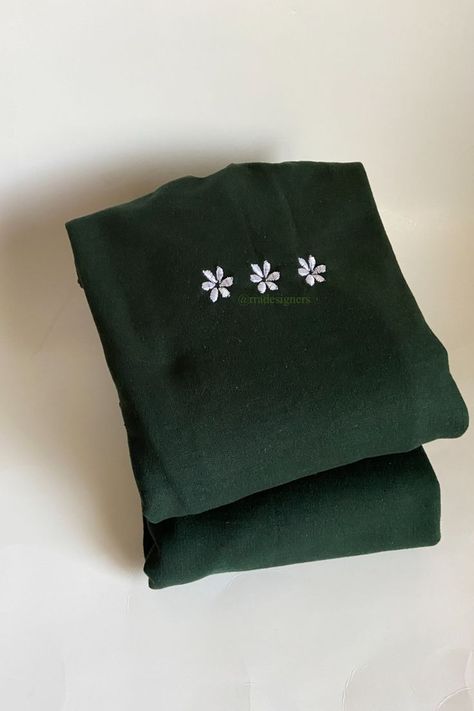 Back Of Embroidery, Embroidered Flower Sweatshirt, Dark Green Crewneck, Japan Clothes, Dark Green Sweatshirt, Flower Crew, Embroidery Crewneck, Daisy Embroidery, Flower Sweatshirt