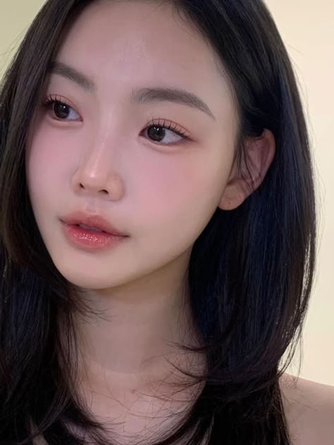 Korean soft makeup look: natural peach coral Korean Spring Makeup, Korean Soft Glam Makeup, Natural Tone Makeup, Korean Makeup Look Natural, Korean Everyday Makeup, Cool Toned Eyeshadow Looks, Korean Soft Makeup, Soft Summer Makeup Looks, Korean Ladylike Makeup