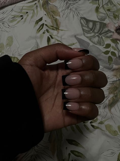 french tip nails with low exposure Black Nails Ideas On Black Women, Small Black Acrylic Nails, Black French Tip Nails On Black Women, Edgy Black Nails Short, Black Small French Tip Nails, Black Acrylic Nails Black Women, Black French Tip Black Women, Gel Nails On Black Women, Black French Tip Shorties