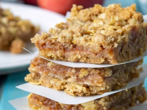 Apple Oatmeal Bars: A Wholesome, Sweet Treat Using Applesauce That Is Perfect for Any Time of Day - NewsBreak Easy Fruit Cocktails, Rhubarb Oatmeal Bars, Apple Pie Crumble, Slow Cooker Apple Cobbler, Rhubarb Oatmeal, Apple Crumble Pie, Pie Crumble, Crumble Bars, Thanksgiving Food Desserts