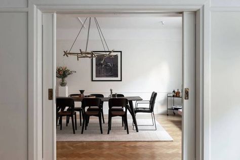 Beautiful and minimal home Minimalism Decor, Coco Lapine Design, Maximalist Interior, Huge Windows, Minimal Home, Minimal Decor, Built In Bench, Dining Room Inspiration, Dining Room Living Room