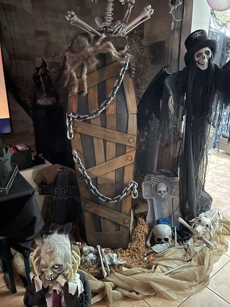 Halloween Haunted House Decorations, Casa Halloween, Holiday Deco, 2024 Halloween, Pumpkin Season, Halloween Haunted Houses, Halloween 2024, Halloween Event, Halloween Celebration