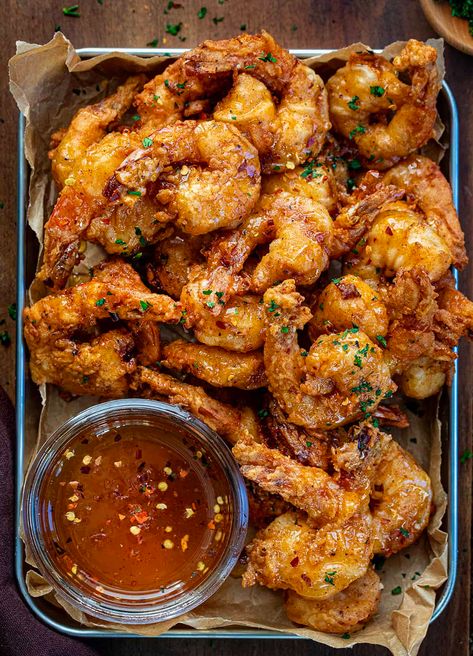 Hot Honey Fried Shrimp is large shrimp, deep-fried until nice and crispy, then tossed in homemade hot honey for a sweet and spicy kick to each bite! Serve as an appetizer with more hot honey for dipping. Or, enjoy the shrimp as the main course with a side dish or two. Any way you serve it, the shrimp will be a hit! Tgi Fridays Sizzling Chicken And Shrimp, Shrimp Hors D’oeuvres, Honey Fried Shrimp, Asian Shrimp Recipes, Homemade Hot Honey, Hors Devours, Crispy Shrimp, Meat Diet, Shrimp Appetizers