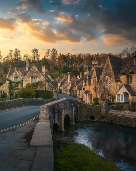 Castle Combe in the Cotswolds, England, exudes timeless beauty. 🏰 Cobblestone streets, charming stone cottages 🏡, and vibrant gardens 🌸 create a picturesque scene. The historic village, nestled in lush greenery 🌿, offers a peaceful and enchanting escape. 🇬🇧 . . . 📍 Castle Combe, Cotswolds 🇬🇧 📌 𝐂𝐨𝐮𝐧𝐭𝐫𝐲 : England 🇬🇧 📷 @cumacevikphoto . . . 🐾 𝐅𝐨𝐥𝐥𝐨𝐰 @roamingworldofficial for more stunning photos 🐾 . . Tag 👥 someone with whom you would like to visit. Cotswolds Cottage, Cotswolds England, Castle Combe, Stone Cottages, Castles In England, English Village, Visiting England, England And Scotland, Beautiful Villages