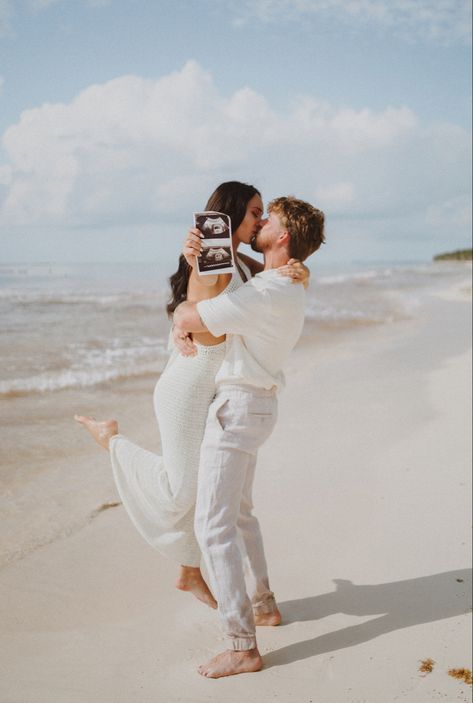 Beach Maternity Photoshoot Ideas, Beach Gender Reveal Photography, Sunset Pregnancy Announcement, Pregnancy Announcement Photos Beach, Baby Announcement Beach, Pregnancy Announcement Beach, Family Pregnancy Photoshoot, Beach Gender Reveal, Pregnancy Photoshoot Beach