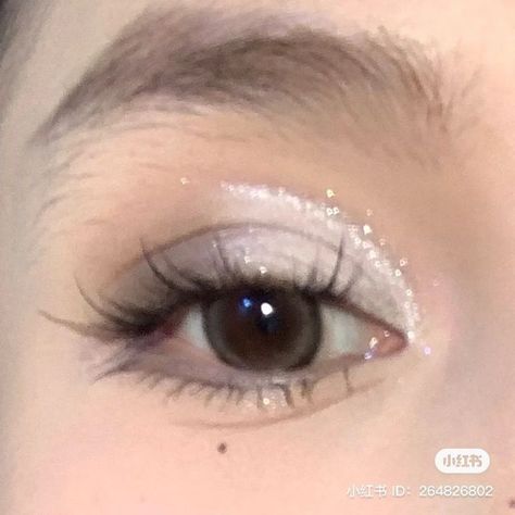 Makup Angel, Makeup With Eyeshadow, Applying Eyeshadow, Shiny Makeup, Angel Makeup, Concert Makeup, Silver Makeup, Sparkly Makeup, Douyin Makeup