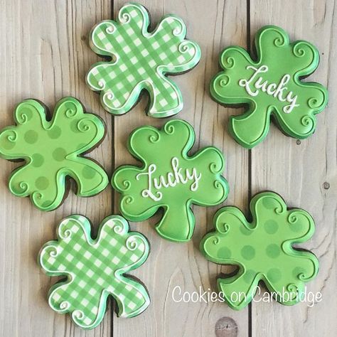 St Patricks Food, Easter Cake Pops, Shamrock Cookies, Cookie Corner, St Patrick's Day Cookies, St Patrick Day Treats, Royal Iced Cookies, Crazy Cookies, Sugar Cookie Royal Icing