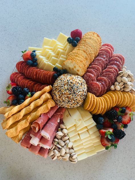 Charturerie Board, Cheese Board Diy, Wine Snacks, Plateau Charcuterie, Cake Pop Decorating, Snack Platter, Catering Ideas Food, Party Food Buffet, Charcuterie Inspiration