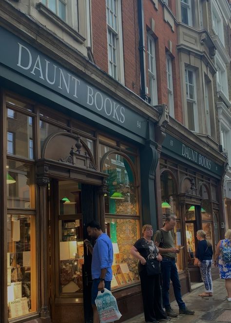 Daunt Books Marylebone bookshop in Marylebone High Street in London Daunt Books Aesthetic, London University Aesthetic, London Life Aesthetic, London University, Rainy Day Aesthetic, London Vibes, London Summer, London Aesthetic, Things To Do In London