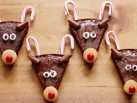 Candy canes, marshmallows, and wafer cookies turn brownies into a festive holiday dessert. The kids will love to help out making them! Reindeer Brownies, Candy Marshmallows, Reindeer Brownie, Canada Christmas, Mini Candy Canes, Best Christmas Recipes, Wafer Cookies, Christmas Treat, Fudgy Brownies