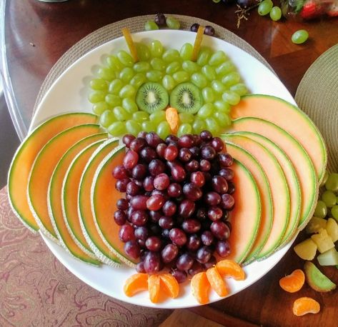 Owl fruit tray #2, I made for my niece's woodland baby shower. I used green & red grapes, kiwi, (she wanted) cantaloupe, so I used them for the wings, and cuties for the claws Frog Fruit Bowl, Owl Fruit Platter, Owl Fruit Tray, Bumble Bee Fruit Tray, Cute Fruit Tray Ideas, Fruit Platter Designs, Vegetable Tray, Decorações Com Comidas, Food Art For Kids