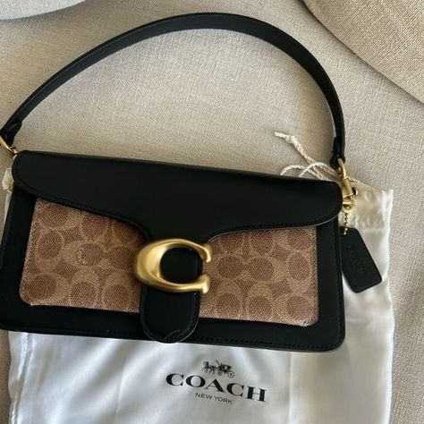 Coach handbag Coach Crossbody Bag Outfit, Coach Bag Outfit Style, Coach Bag Aesthetic, Outfit Ideas Uggs, Comfy Autumn Outfit, Coach Bags Handbags, Coach Tabby Bag, Coach Aesthetic, Nails 2023 Fall