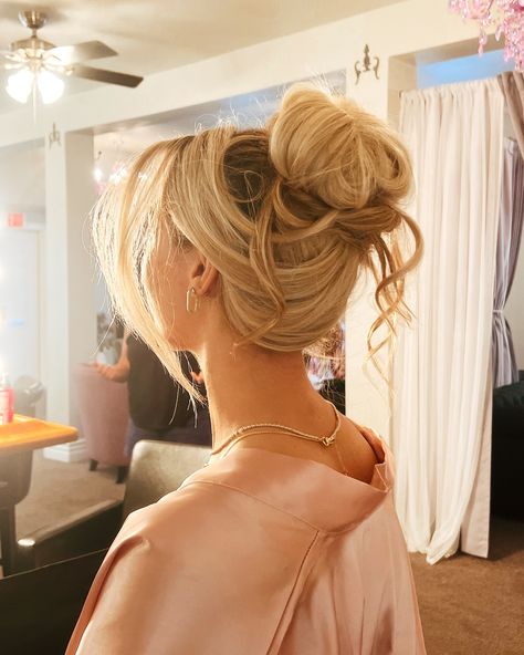 Perfect style for a hot summer wedding! Its giving Pamela Anderson 💋 #90supdo #pamelaanderson #weddinghair #bridesmaidmakeup #weddingmakeup Pam Anderson Wedding Hair, Pamela Anderson Updo, 90s Updo, Hot Summer Wedding, Pam Anderson, Bridal Bun, Bridesmaid Makeup, Perfect Style, July 12