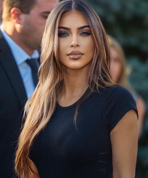 S 🌊 on Twitter: "I’m sorry but look at this face 🤤… " Kim Kardashian Wig, Kim Kardashian Hair, Kardashian Hair, Makeup Tip, Brown Blonde Hair, Hair Inspiration Color, Light Hair, Light Brown Hair, Brown Hair Colors