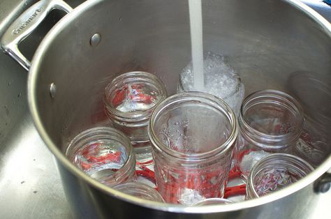 New to Canning? Start Here: Boiling Water Bath Canning – Food in Jars Canning Step By Step, Canning 101 Step By Step, Intro To Canning, Canning Tutorial, Canning Basics, Water Canning, Canning Guide, Water Bath Cooking, Canning Water