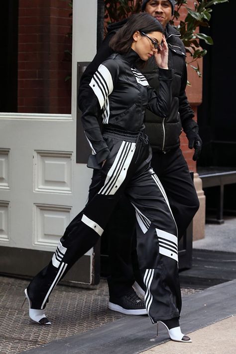 This Is What Athleisure Looks Like in 2018 Kendall Jenner Adidas, Kylie Jenner Outfits Casual, Kendall Jenner Body, Mode Adidas, Trajes Kylie Jenner, Funky Sunglasses, Kendall Jenner Street Style, Kylie Jenner Outfits, Kendall Jenner Outfits