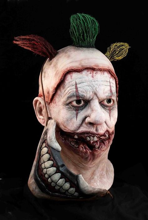 American Horror Story Twisty the Clown Mask - 349716 Evil Clown Costume, Halloween Attractions, Scary Halloween Masks, Horror Halloween Costumes, Halloween Circus, Clown Halloween, Halloween Costume Mask, Trick Or Treat Studios, Clown Mask