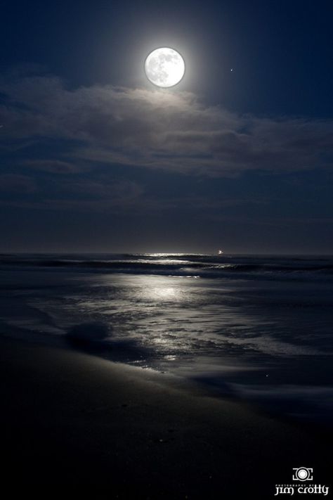 Night Sky Moon, Ocean At Night, Beach At Night, Beach Night, Sky Moon, Moon Pictures, Good Night Moon, Moon Photography, Water Reflections