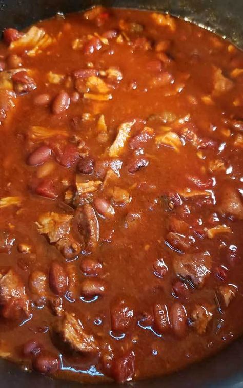 Sweet meets heat in this hearty Kansas City Style Pulled Pork Chili. Be sure to grab a cold brewsky because one's going in the pot to add to the complex flavors of this Midwestern favorite! Bbq Pork Chili, Kansas City Chili Recipe, Chili Wendys, Chilli Dishes, Pulled Pork Chili Recipe, Chili Board, Pork Chili Recipe, Chili Contest, Chili Pork