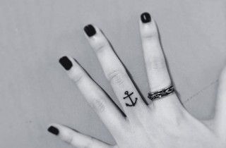 Image: Instagram Anchor Finger Tattoo, Finger Tattoos For Girls, Diamond Finger Tattoo, Bestie Tats, Girl Finger Tattoos, Shutter Ideas, Tiny Finger Tattoos, Girls Tattoos, Tiny Tattoos For Women