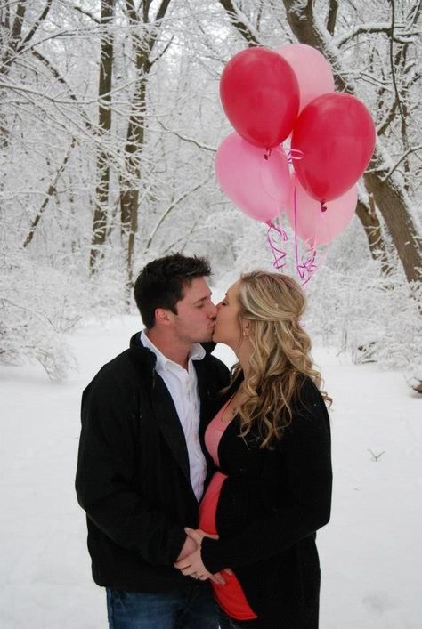 Gender Reveal In The Snow, Winter Gender Reveal Ideas, Winter Gender Reveal Party, Family Gender Reveal, Photography Ideas Family, Winter Gender Reveal, Winter Pregnancy Announcement, Gender Reveal Photo Shoot, Reveal Photoshoot