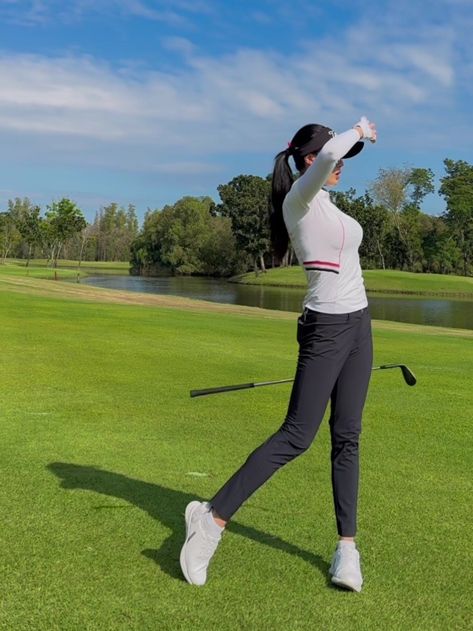 Cute Golf Outfits Women Winter, Lpga Golf Outfits, Golf Outfits Women Pants, Hijab Sport Outfit, Golf Costumes, Golf Leggings, Trip Clothes, Golf Fits, Outfit Golf